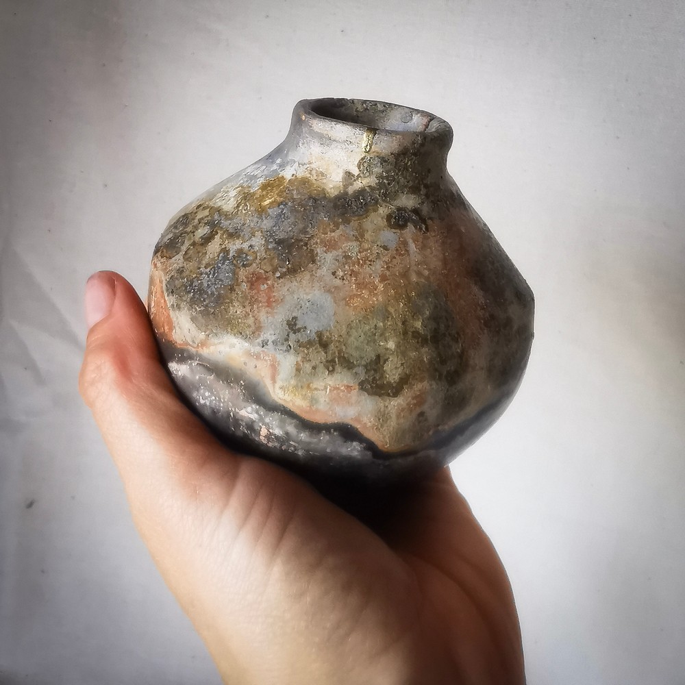 Vase en céramique artisanale façonné à la main en argile locale, cuis au bois, Atelier Élémen'terre Ariège