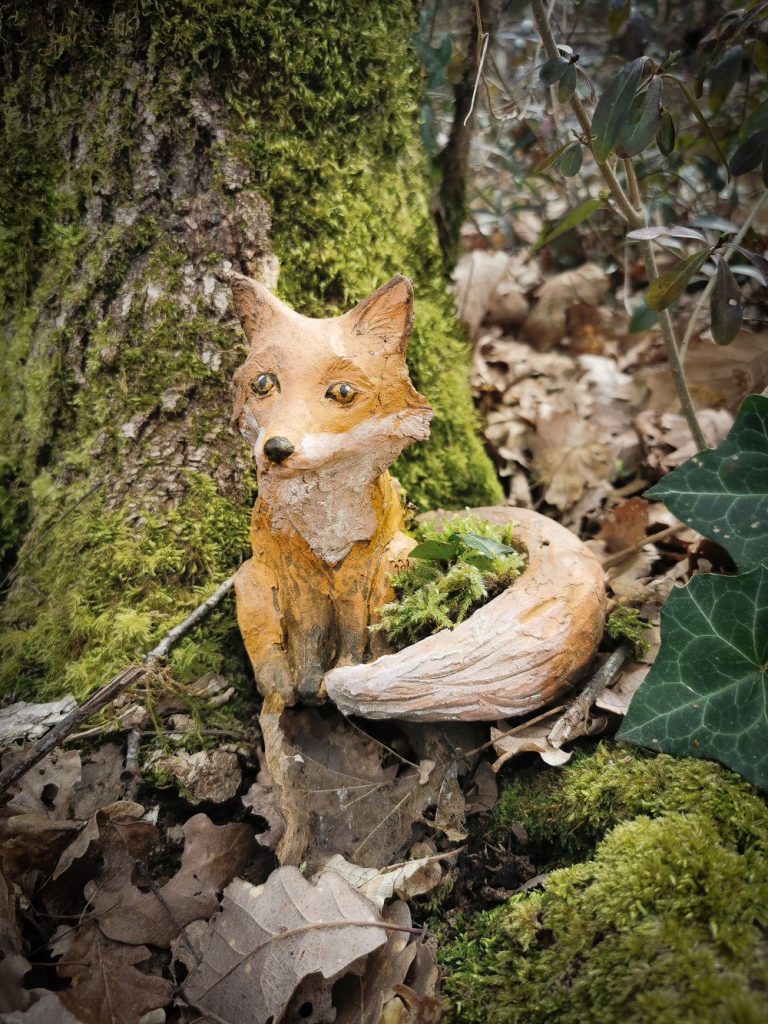 Sculpture renard en céramique artisanale façonnée à la main en argile locale, posée dans la mousse, Atelier Élémen'terre Ariège